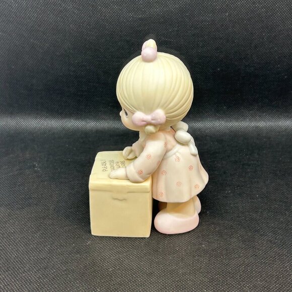 Precious Moments "Sharing is universal" 1987 membership figurine - Picture 4 of 5